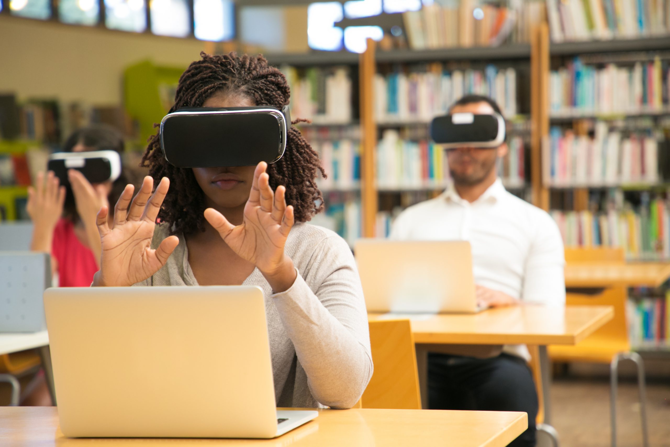 Здоровье студентов и образование. Бесплатное образование. Studying in Virtual reality. VR Education. Студент использует телефон.